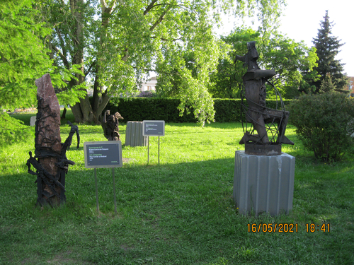 Скульптуры под открытым небом в парке Музеон, в Мо